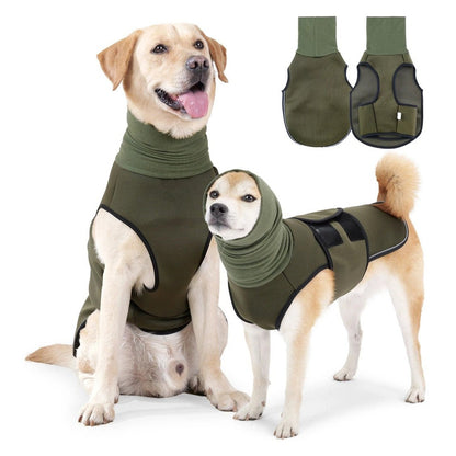 Chaleco antiestrés PetSolver verde puesto en dos perros, con la capucha bajada y subida, y el chaleco de frente y del revés mostrando la malla interior y el velcro